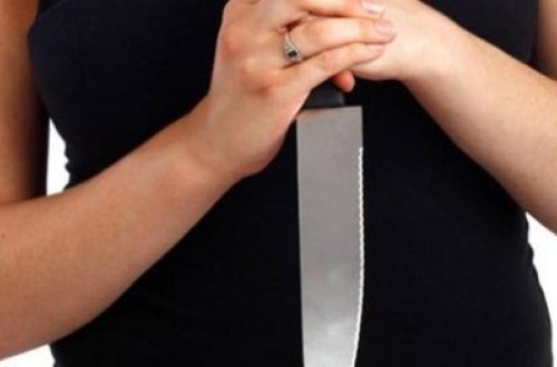 Gəncədə qadın özünü bıçaqladı