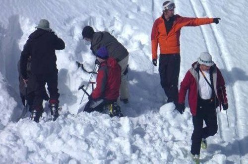 Alp dağlarında faciə — Qar uçqunu xizəkçiləri altına aldı