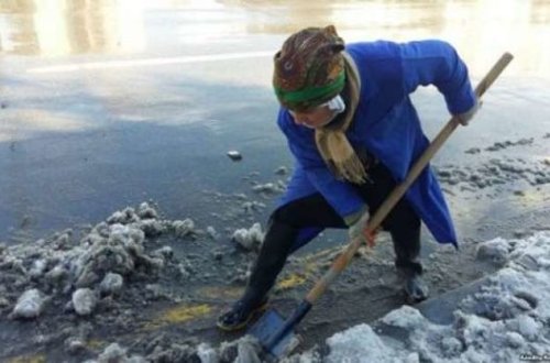 Yolun buzunu təmizləyən qadının faciəvi ölümü