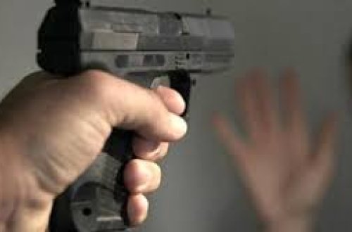 İki yeniyetməni atılmış evdə güllələdilər, biri öldü