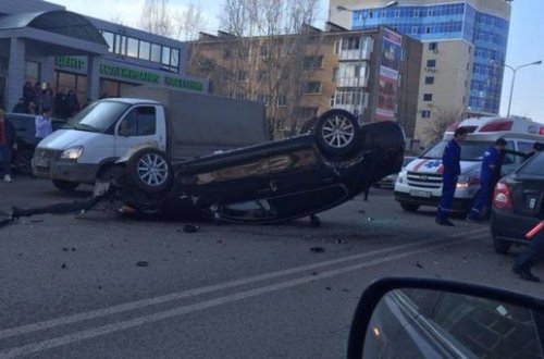 Lənkəranda avtomobil yoldan çıxaraq salto vurub: Xəsarət alan var – FOTO