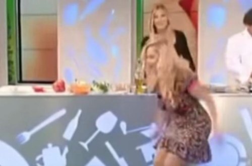 Çılpaq müğənni efirdə BİABIR OLDU: inanılmaz GÖRÜNTÜLƏR - VİDEO