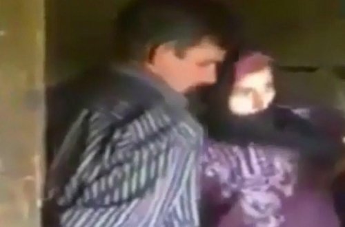 Qadını ərinin gözləri önündə dirəyə bağlayıb... - VİDEO