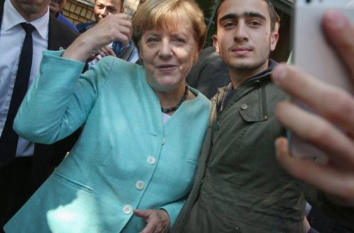 Merkel ilə bir şəkil çəkdirdi - Mətbuat ondan 