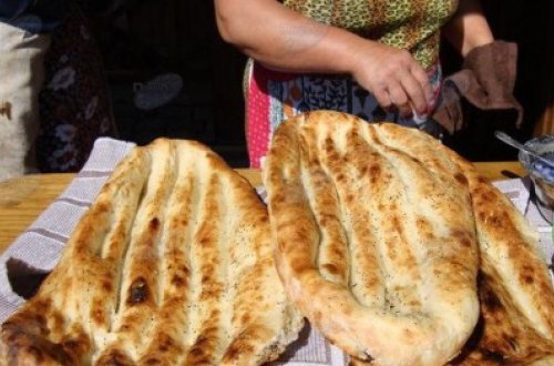 Azərbaycanda bu da oldu: Çörəyin içindən elə bir şey çıxdı ki... - FOTO