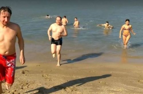 Bakıda bir qrup insan soyuq havada dənizə girdilər – VİDEO