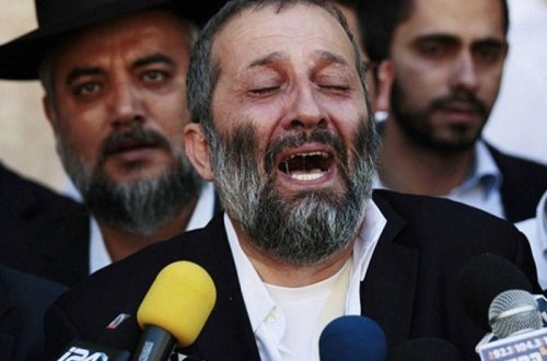 Nazir ağlamaq üçün gözlərinə soğan sürtdü - VİDEO