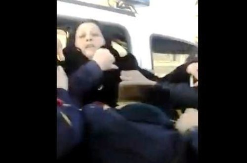 Ağdamda BİABIRÇILIQ! Polislər qadını zorla maşına uzatdı, sinəsindən basıb... - VİDEO