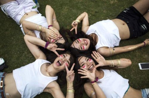 DİQQƏT: Selfi çəkərkən bu hərəkəti edənlər üçün TƏHLÜKƏ - FOTOLAR