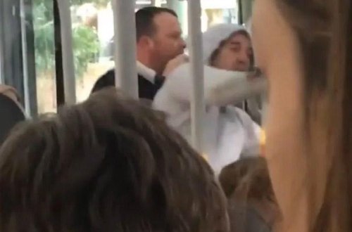 Sürücü sərnişini sürüyüb avtobusdan düşürtdü - VİDEO