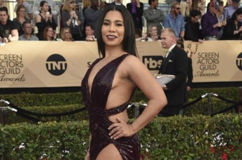 Məşhur aktrisa dekolteni seçdi - FOTO