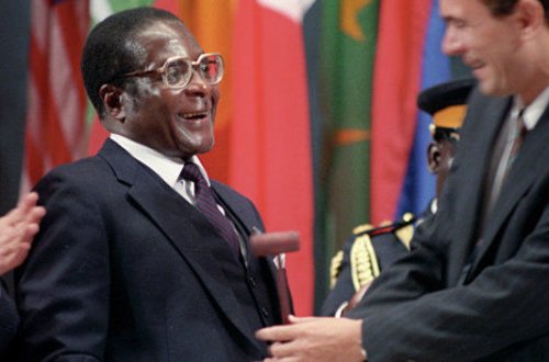 Zimbabvedə ABŞ səfirinə “özünü banan ağacından asmağı” məsləhət görüblər