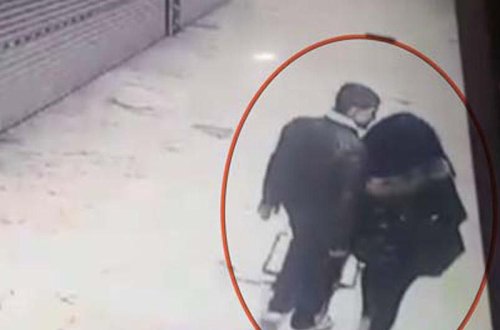 Küçədə 34 yaşlı qadına təcavüz anı kameralara düşdü - VİDEO