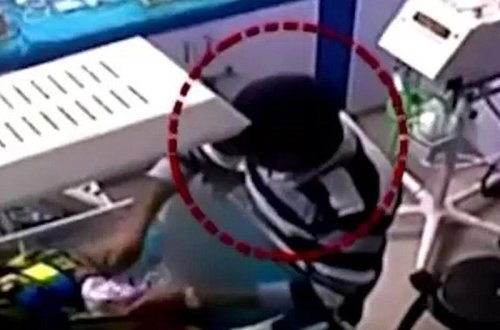 Xəstəxana işçisindən 3 günlük körpəyə ağladığına görə VƏHŞİLİK - VİDEO