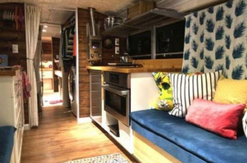 Kirayə pulunu ödəməkdən bezən ailə avtobusu ev etdi - FOTOLAR