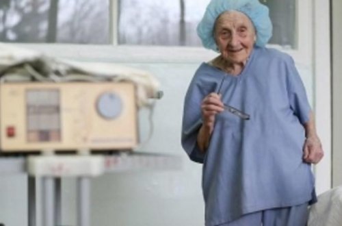 90 yaşlı cərrah: Boyu stola çatmır, əlləri titrəmir... - FOTO