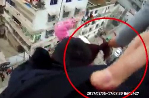 Özünü binadan atan qadını əri saçından tutdu - VİDEO