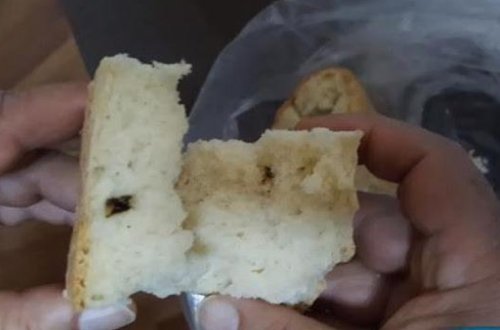 Çörəyin içindən siçovul nəcisi çıxdı — VİDEO