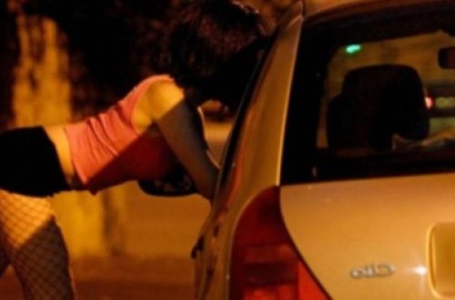 Əxlaqsız qızlar oğlan üçün küçədə bunu da etdiler - FOTOLAR