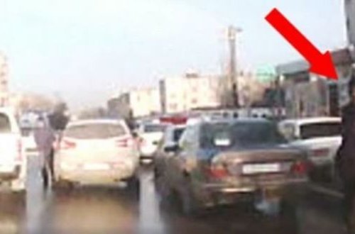 Bakıda özünü avtomobillərin altına atan şəxs həbs olundu – VİDEO