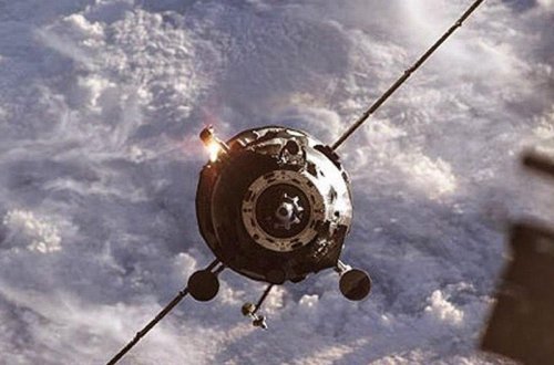 Kosmosda kosmik gəminin pəncərəsinə TOP ÇIRPILDI