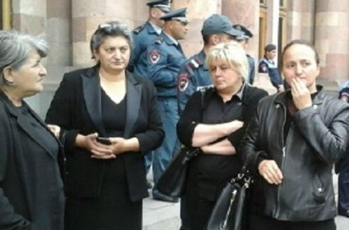 İrəvanda ETİRAZ - Polis əsgər analarını təhqir etdi