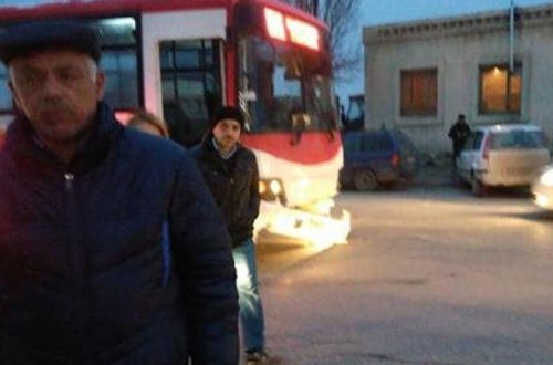 Bakıda avtobus maşınla toqquşdu