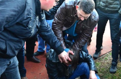 12 yaşlı qızla görüş təyin edən fəhləni küçədə biabır etdilər - VİDEO