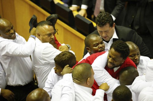 Parlamentdə dava: prezident fitə basıldı, müxalifətçilər döyüldülər - VİDEO 