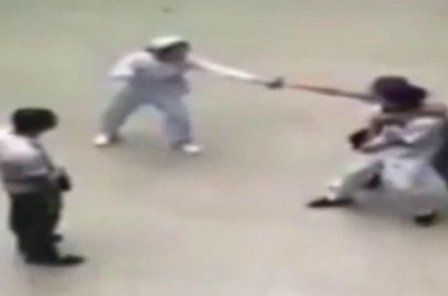 Xəstəxanada silahlı şəxs həkimi əsir götürdü - VİDEO