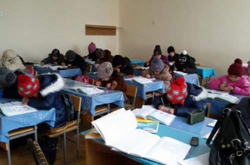 Məktəb təmirli olsa da, şagirdlər donur...
