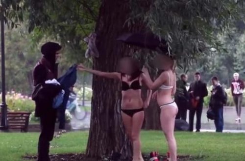 Milyarderin nəvəsi pul qarşılığında insanları soyundurdu - fotolar