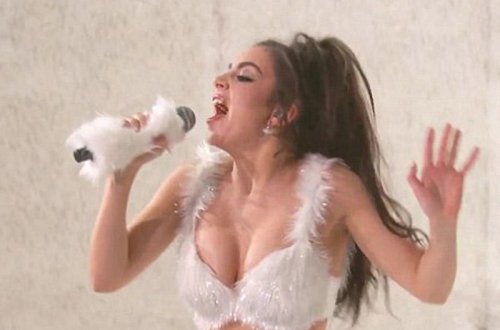 Məşhur müğənni studiyada yarıçılpaq oxudu - VİDEO