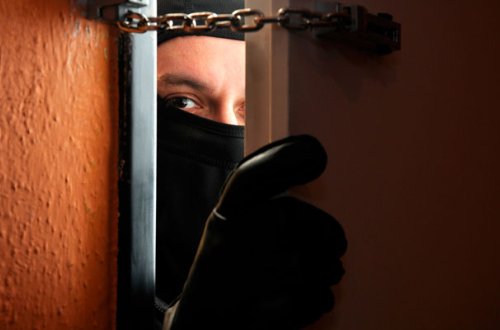 Keçmiş məhkum 150 manat və 6 telefon oğurladı