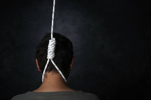 Bakıda 21 yaşlı oğlan özünü asdı