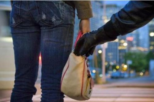 Qadının çantasını əlindən alıb qaçan yaxalandı