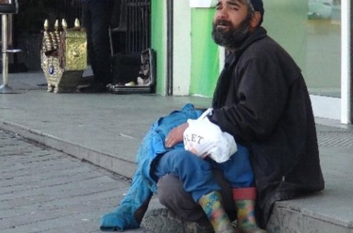 Ata şəhərin mərkəzində oğlunu dərmanla yuxuladıb, diləndi - VİDEO