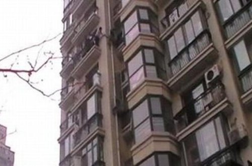 Möcüzə buna DEYƏRLƏR: 8-ci mərtəbədən yıxıldı, burunu belə qanamadı - FOTOLAR