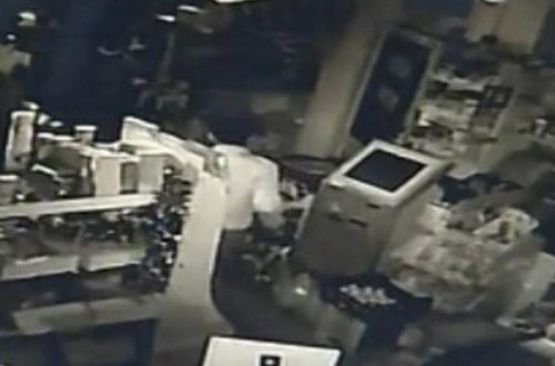 İş başında yaxalanan oğru polisə bıçaq çəkdi - VİDEO