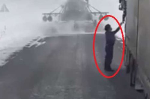 QƏRİBƏ HADİSƏ - Helikopter avtomobil şossesinə enib, yolu soruşdu - VİDEO