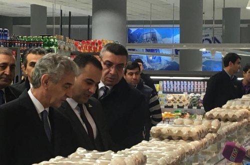 Baş nazirin müavini ticarət mərkəzlərini gəzdi - FOTOLAR