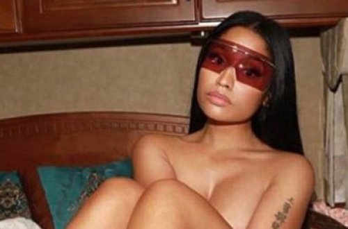 Populyar müğənni yarıçılpaq fotolarını yaydı - FOTO