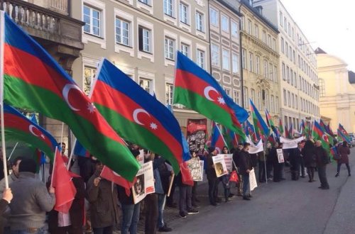 Azərbaycanlılar Münhendə etiraz aksiyası keçiriblər – FOTO