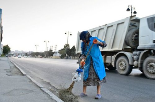 Goranboyda yolu süpürən qadını maşın vurdu