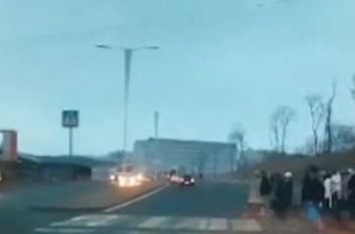 Sürücü piyada keçidində bir neçə nəfəri əzib keçdi – VİDEO