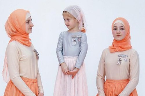 Kadırovun azyaşlı qızları model oldular - Fotolar