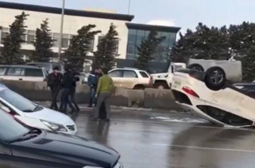 Bakı-Sumqayıt yolunda qəza: avtomobil qəfildən aşdı - VİDEO