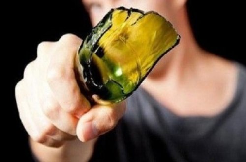 Bakıda barda qız oğlanın gözünü çıxardı - CİNAYƏT