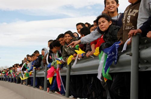 İki dövlətin sərhədində canlı divar yaradıldı