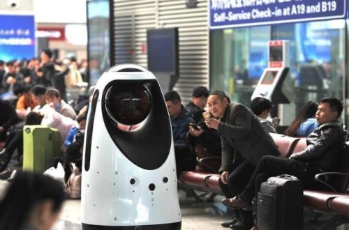 Çində ilk robot-polis işə başladı